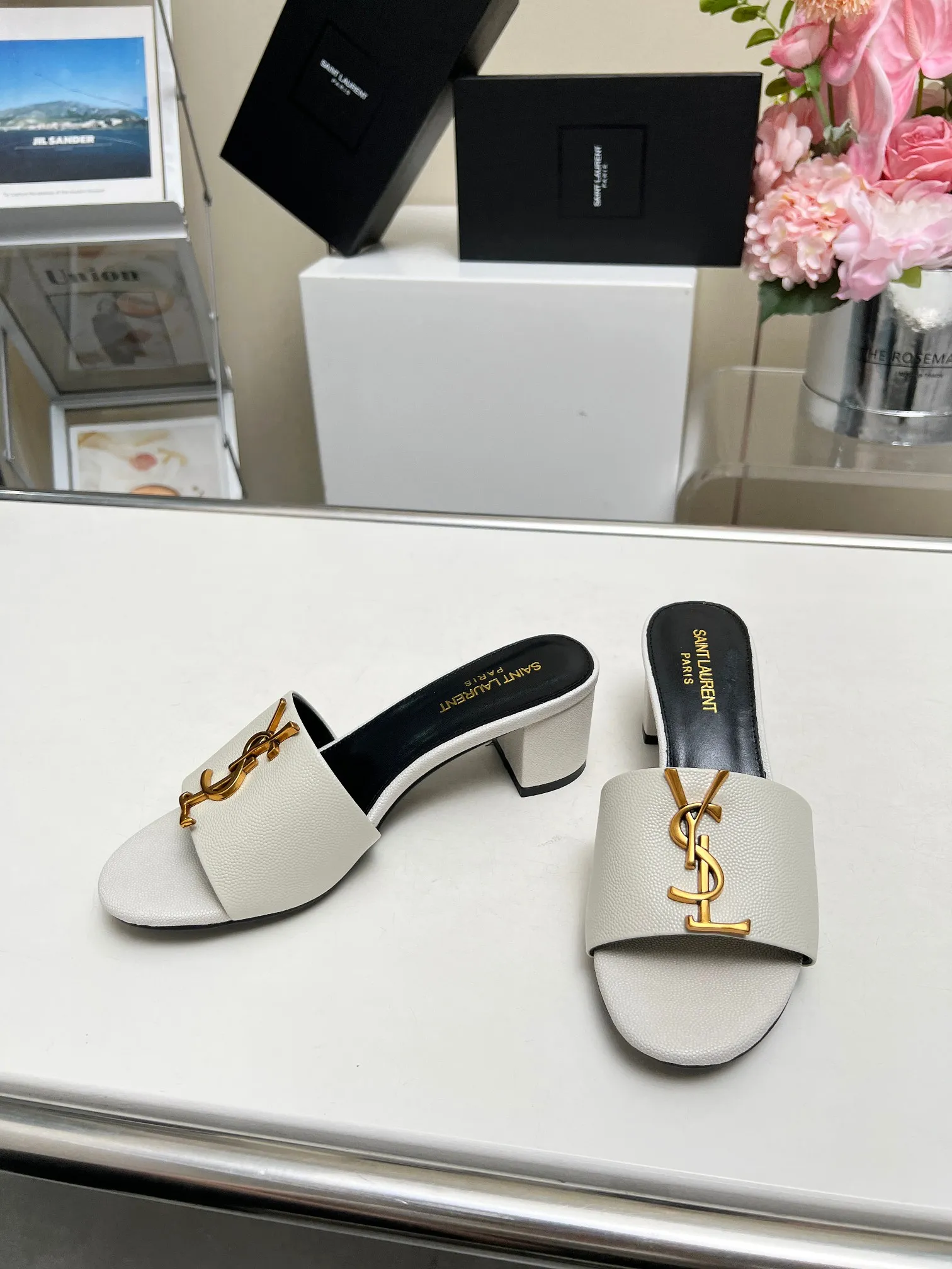 👟👟Ex-factory price 340👟👟 Genuine leather sole +30 Heel height: 5cm Fabric: Cow leather Pads: Sheep leather Size: 35-43 (42, 43 custom-made, non-returnable) [Saint Laurent] Saint Laurent 2024 counter synchronized new model, YSL-logo letter buckle decoration, high-quality and glamorous masterpiece, both temperament and fashion Classic and attractive design style, especially beautiful on the feet